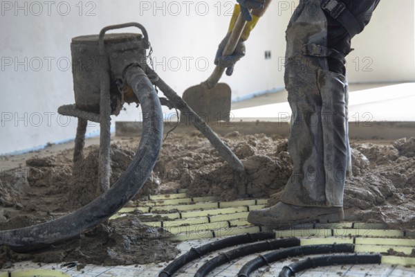 Delivery and installation of flowing screed in new buildings