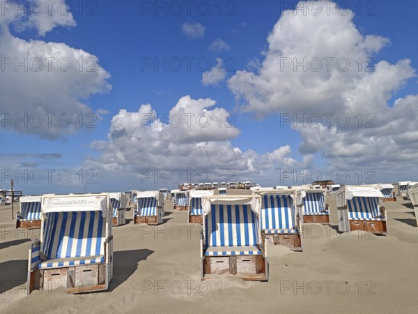 Sand drifts on the North Sea beach, blue sky, white clouds, summer, sun, sand, beach chairs, on the edge of the UNESCO World Heritage Site, Ording, Sankt Peter-Ording, Schleswig-Holstein, Germany