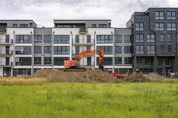 Shell construction, shortly in front of completion of a residential building, new Graf Bismarck city quarter on the Rhine-Herne Canal, residential and commercial development on the site of the power station of the former Graf Bismarck colliery, marina, in Gelsenkirchen, North Rhine-Westphalia, Germany