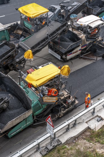 Rehabilitation of the A52 motorway near Essen, an 8 km long section between the Essen-Kettwig junction and the Essen-Ost motorway junction was completely renovated over a period of 9 years, 6 lanes, new drainage pipes, carriageway, bridges, noise barriers, traffic facilities, here the last section, direction Düsseldorf, new carriageway surface, laying of porous asphalt, whispering asphalt, at the Essen-Rüttenscheid junction, North Rhine-Westphalia, Germany
