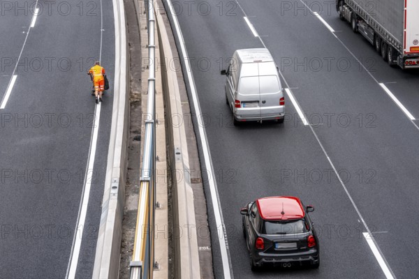 Rehabilitation of the A52 motorway near Essen, an 8 km long section between the Essen-Kettwig junction and the Essen-Ost motorway junction was completely rehabilitated over a period of 9 years, 6 lanes, new drainage pipes, carriageway, bridges, noise barriers, traffic facilities, here the last section, in the direction of Düsseldorf, new carriageway surface, laying of porous asphalt, whispering asphalt, marking work on the new carriageway, at the Essen-Rüttenscheid junction, North Rhine-Westphalia, Germany