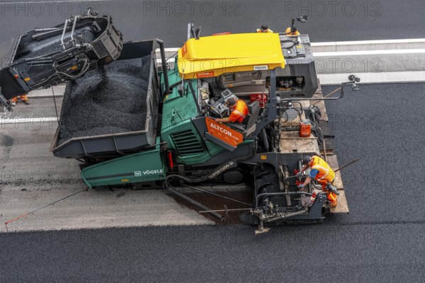 Rehabilitation of the A52 motorway near Essen, an 8 km long section between the Essen-Kettwig junction and the Essen-Ost motorway junction was completely renovated over a period of 9 years, 6 lanes, new drainage pipes, carriageway, bridges, noise barriers, traffic facilities, here the last section, direction Düsseldorf, new carriageway surface, laying of porous asphalt, asphalt paver applies the whispering asphalt, at the Essen-Rüttenscheid junction, North Rhine-Westphalia, Germany