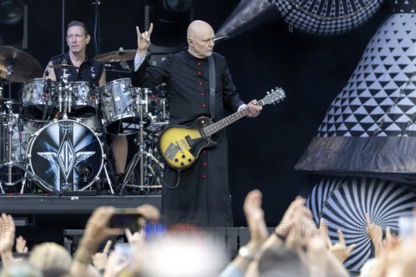 Billy Corgan, singer, guitarist, The Smashing Pumpkins, rock band, USA, The Aghori Tour 2025, open air at the Citadel Music Festival, 06.08.2025, Zitadelle Spandau, Berlin, Germany < english> THE SMASHING PUMPKINS, rock band, alternative, USA, The Aghori Tour 2025, open air at the Citadel Music Festival, August 6, 2025, Spandau Citadel, Berlin, Germany