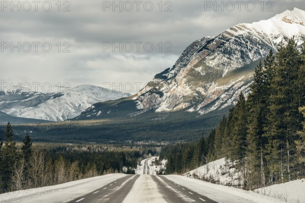Winter road trip on the Icefields Parkway with lots of snow and ice, Banff National Park, Jasper National Park, Alberta, Canada