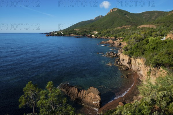 Picturesque coast and red rocks, near Anthéor, Saint-Raphaël, Massif de l'Esterel, Esterel Mountains, Département Var, Cote d'Azur, Provence-Alpes-Côte d'Azur, France