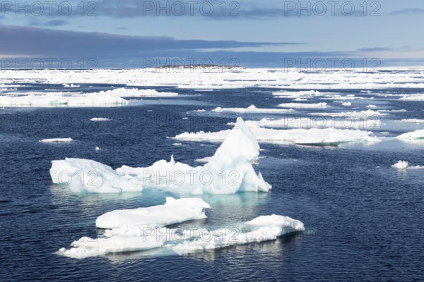 Drift ice, sea ice, sea, mountain range, Faksevagen, Spitsbergen, Svalbard