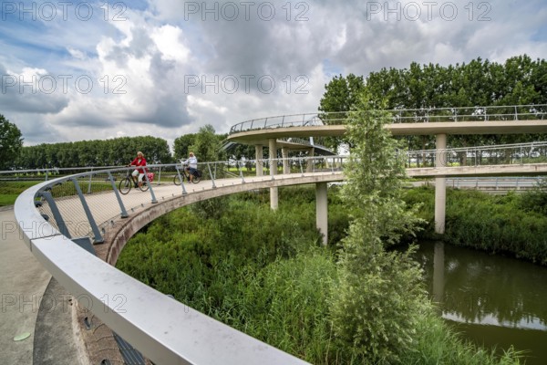 Ramp on the Liniebrug, bicycle and pedestrian bridge over the Amsterdam-Rhine Canal near the village of Nigtechtew, spans the shipping canal at around 104 metres, the ramps on both sides of the canal are a good 500 metres long, gentle ascent for cyclists, connects various cycle paths south of Amsterdam, Netherlands