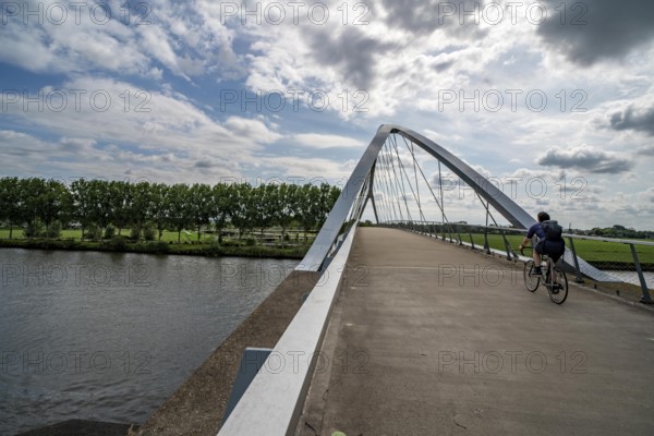 The Liniebrug, bicycle and pedestrian bridge over the Amsterdam-Rhine Canal near the village of Nigtechtew, spans the shipping canal at around 104 metres, the ramps on both sides of the canal are a good 500 metres long, gentle ascent for cyclists, connects various cycle paths south of Amsterdam, Netherlands