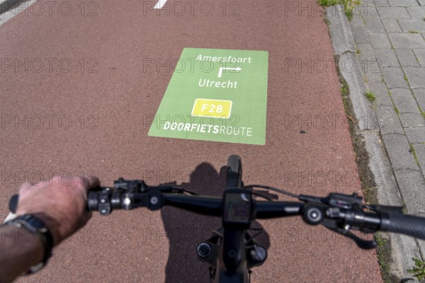 Long-distance cycle route F28, so-called Doorfietsroute, through cycle route, in the province of Utrecht, connects the city of Utrecht, as well as 4 municipalities and the city of Amersfoort, route signs on the road surface, part of a cycle path network, 21 KM long, mostly illuminated, mostly without crossings, pure cycle path, marked with red asphalt in town crossings, bicycles have priority over cars, completed in June 2025, Netherlands