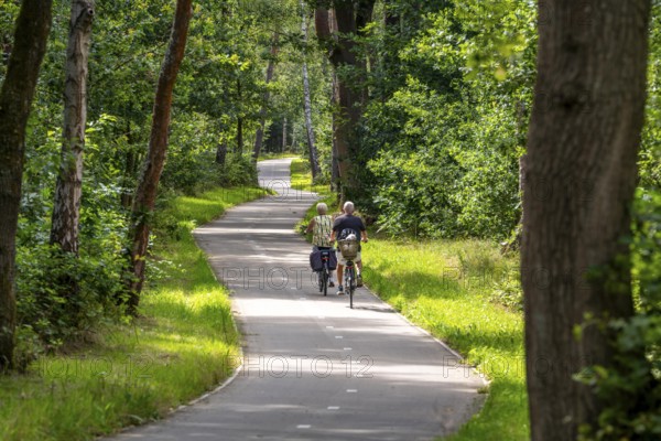 Long-distance cycle path F28, so-called Doorfietsroute, through cycle path, in the province of Utrecht, connects the city of Utrecht, as well as 4 municipalities and the city of Amersfoort, part of a cycle path network, 21 km long, mostly illuminated, mostly without crossings, pure cycle path, marked with red asphalt in town crossings, bicycles have priority over cars, completed in June 2025, Netherlands
