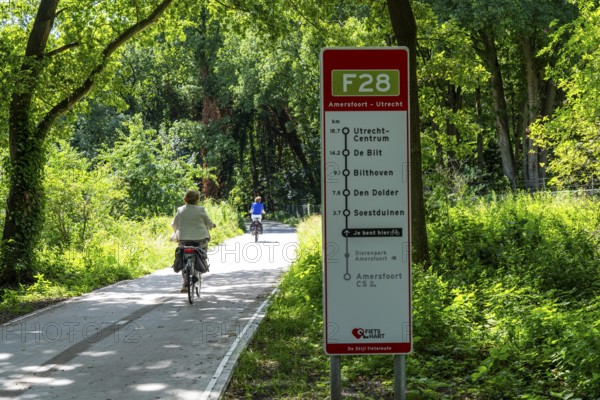 Long-distance cycle path F28, so-called Doorfietsroute, through cycle path, in the province of Utrecht, connects the city of Utrecht, as well as 4 municipalities and the city of Amersfoort, signposting, part of a cycle path network, 21 km long, mostly illuminated, mostly without crossings, pure cycle path, marked with red asphalt in town crossings, bicycles have priority over cars, completed in June 2025, Netherlands
