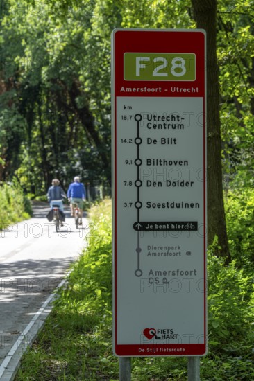 Long-distance cycle path F28, so-called Doorfietsroute, through cycle path, in the province of Utrecht, connects the city of Utrecht, as well as 4 municipalities and the city of Amersfoort, signposting, part of a cycle path network, 21 km long, mostly illuminated, mostly without crossings, pure cycle path, marked with red asphalt in town crossings, bicycles have priority over cars, completed in June 2025, Netherlands