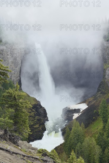 Helmcken Falls waterfall, Murtle River, Wells Gray Provincial Park, British Columbia, Canada