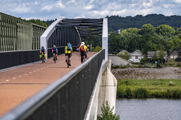 De Massover cycle path bridge, over the Meuse south of Nijmegen, near Cuijk, part of the MaasWaalpad long-distance cycle path, 12 km between Nijmegen and Cuijk, built in 2021, for 15 million euros, Meuse river crossing for cyclists and pedestrians, part of a cycle path network, used by many commuters, next to a railway bridge, Netherlands