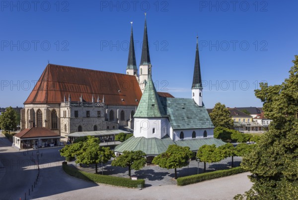 Chapel of Grace and Stiftspfarrkirche Sankt Philippus und Jakobus am Kapellplatz, place of pilgrimage, Altötting, Upper Bavaria, Bavaria, Germany