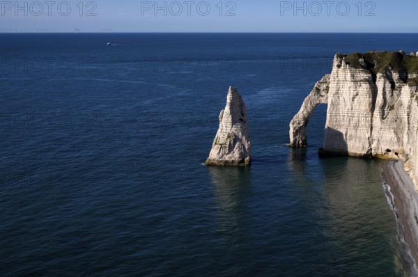 Rock arch Falaise or Porte d'Aval and rock needle Aiguille, Jambourg beach, Étretat, sea, steep coast, cliffs, chalk cliffs, alabaster coast, La Côte d'Albâtre, Normandy, Seine-Maritime, France