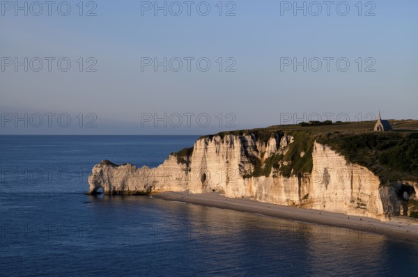 Rock arch Falaise or Porte d'Amont, beach, church Chapelle Notre Dame de la Garde, Étretat, sea, steep coast, cliffs, chalk cliffs, alabaster coast, La Côte d'Albâtre, evening mood, Normandy, Seine-Maritime, France