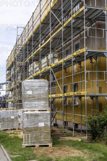Energy refurbishment of an older residential building, thermal insulation with mineral wool insulation boards, mounted on the façade and then plastered, North Rhine-Westphalia, Germany