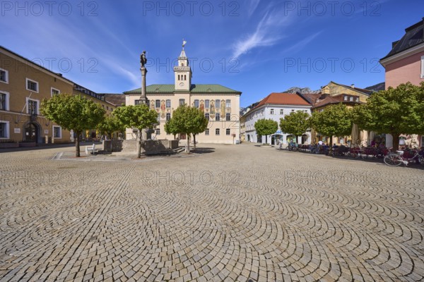 Wittelsbacherbrunnen, fountain, historic town hall, frescoes, general architecture, square, cobblestones, trees, blue sky, cirrostratus clouds, town hall square, Bad Reichenhall, district Berchtesgadener Land, Bavaria, Germany
