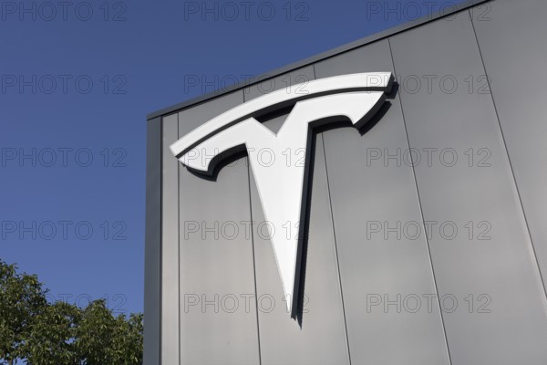 Tesla, logo on modern workshop building, figurative mark without lettering, US car manufacturer for electric cars, Krefeld-Linn, North Rhine-Westphalia, Germany