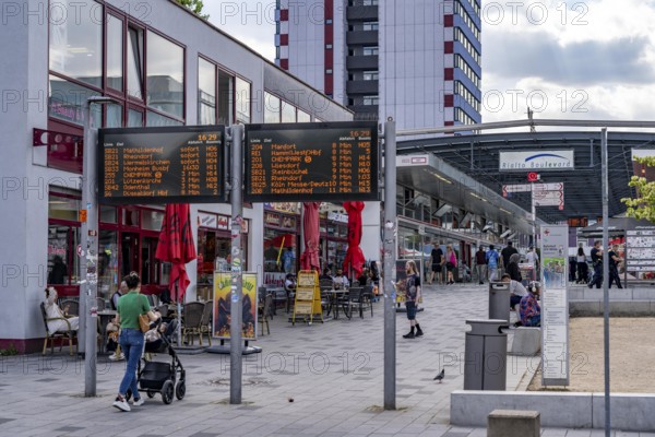 Europaring, B8 shopping centre Rialto Boulevard Leverkusen Mitte, shops, restaurants on the bridge over the B8, connects the city centre with the railway and bus station, Leverkusen, North Rhine-Westphalia, Germany