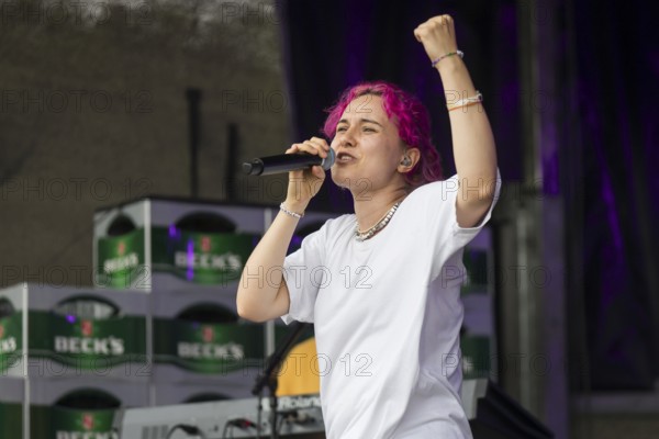 Eva Sauter, singer of the band ok.danke.tschüss at the Highfield Festival on Sunday, Störmthaler See, 18.08.2024