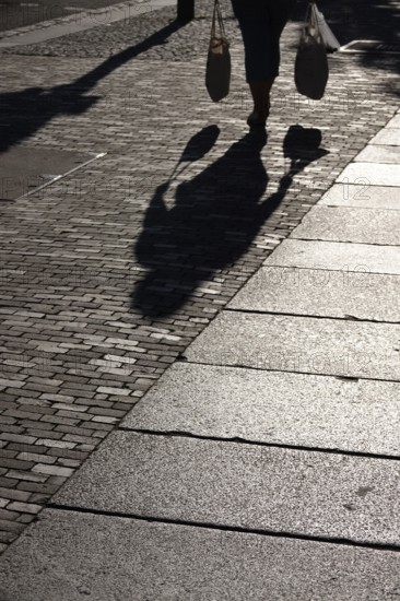 Passers-by with bags, shopping, silhouette, June, Germany