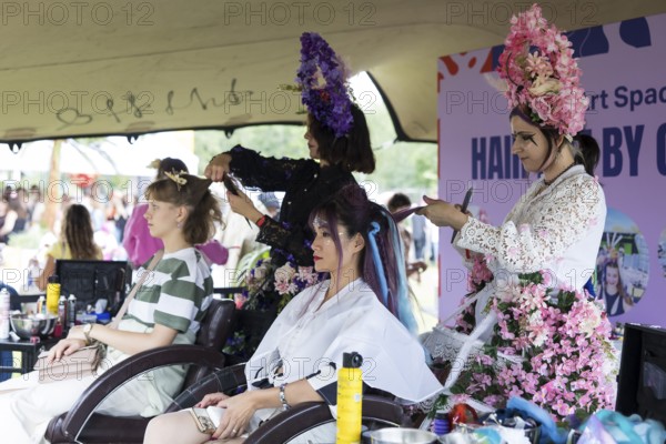 Festival visitors get their hair styled at Fashionpalooza at the Lollapalooza Festival in the Olympiastadion and on the Maifeld, Berlin, 13.07.2025