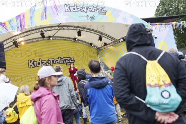 Magic show with Alison Wonder at Kidzapalooza at the Lollapalooza Festival in the Olympiastadion and on the Maifeld, Berlin, 12.07.2025