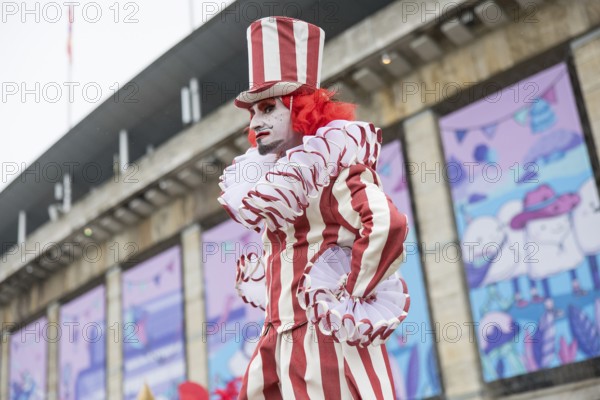 Dulce Compania stilt figures at the Lollapalooza Festival in the Olympiastadion and on the Maifeld, Berlin, 12.07.2025