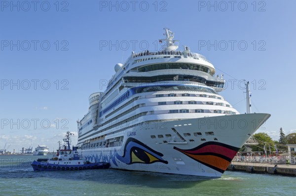 Cruise ship AIDAmar is pushed against the quay wall by tugboats, Warnow, Warnemünde, Rostock, Mecklenburg-Western Pomerania, Germany