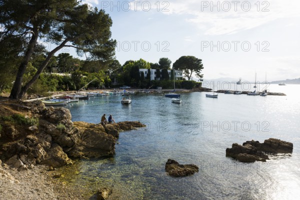 Beach and colourful boats, Plage de I'Olivette, Cap d'Antibes, Antibes, Provence Alpes Côte d'Azur, South of France, France