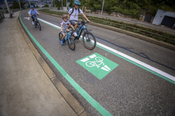 New cycle lane between Stuttgart and Degerloch. A 600 metre cycle lane has been created in the section between Pischekstraße and Geroksruhe. The expansion brings improvements to the main cycle route 41, but removes a lane for cars // 07.07.2025. Stuttgart, Baden-Württemberg, Germany