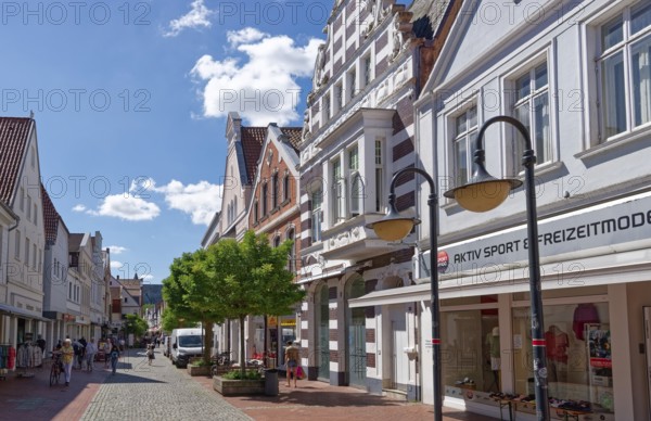 Buildings and shops in Grosse Straße, a pedestrianised street in the old town of Verden. Verden, Lower Saxony, Germany