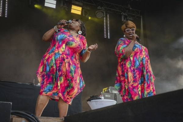 Dynelle Rhodes (Armstead) and Dorrey Lyles, singers of the Weather Girls at the Berlin Rundfunk 91.4 Open Air in the Berlin Parkbühne Wuhlheide on 05.07.2025