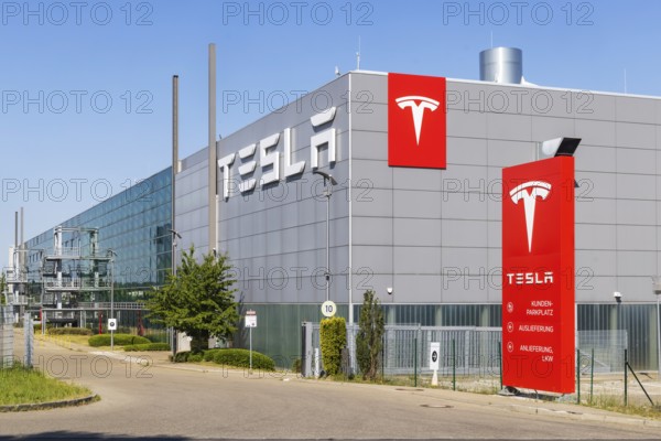 Standstill at the largest Tesla pick-up centre in Europe. Tesla's sales crisis is making itself felt at the delivery hub in Holzgerlingen. There is little demand for Elon Musk's American-style electric cars. The central contact point for sales and vehicle servicing is located in Daimlerstrasse in the small Swabian town near Sindelfingen, where the vehicles are also delivered. Vehicle hall with logo. Holzgerlingen, Baden-Württemberg, Germany
