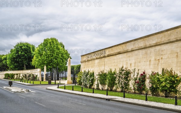 Vineyard of Chateau Pichon Longueville Baron Vineyard and grape fields around Pauillac, Bordeaux, Gironde, Nouvelle-Aquitaine, France