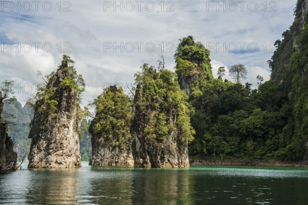 Lake with jungle and rainforest and steep mountains, Cheow Lan Lake, Khao Sok National Park, Phang Nga, Surat Thani, Thailand