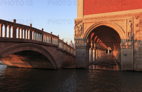 Doge's Palace, south-east corner, the drunken Noah, above Archangel Raphael with little Tobias, in front of Ponte della Paglia in the morning, Venice, Veneto, Italy