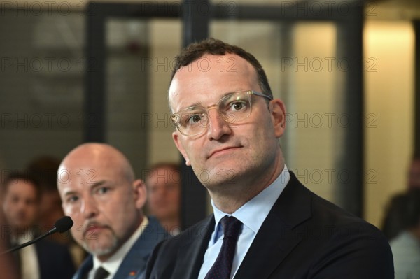 On the right, the chairman of the CDU/CSU parliamentary group, Jens Spahn (CDU), and his deputy Alexander Hoffmann (CSU) at the weekly press statement in front of the parliamentary group meeting room in the Reichstag. This time it was about the expert opinion on the purchase of masks, among other things