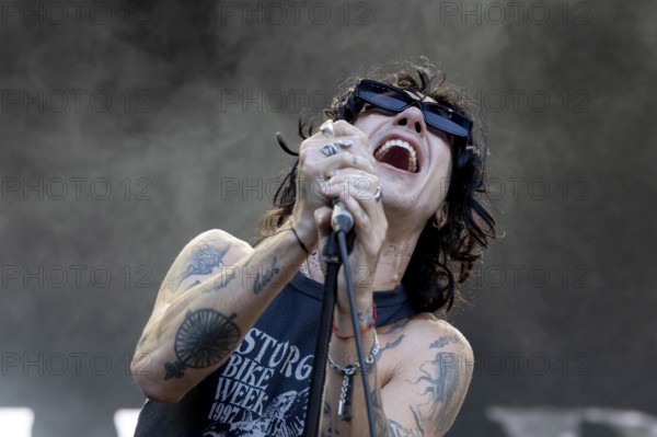 Remington Leith, singer, frontman, Palace Royale, rock band, USA, live open air at the Citadel Music Festival, 21 June 2025, Spandau Citadel, Berlin, Germany < english> Remington Leith, singer, frontman, Palace Royale, rock band, USA, live open air at the Citadel Music Festival, June 21, 2025, Spandau Citadel, Berlin, Germany