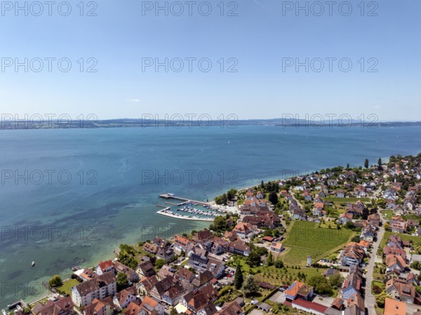 Luftbild von der Bodenseegemeinde Hagnau, Winzerdorf und beliebter Ferienort am Bodensee, mit dem am 23.Mai 2025 eingeweihten, neuen Westhafen, Yachthafen und der Schiffanlegestelle, Bodenseekreis, Baden-Württemberg, Deutschland