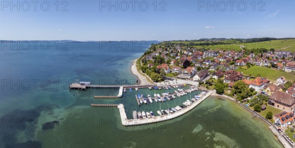 Luftbild, Panorama von der Bodenseegemeinde Hagnau, Winzerdorf und beliebter Ferienort am Bodensee, mit dem am 23.Mai 2025 eingeweihten, neuen Westhafen, Yachthafen und der Schiffanlegestelle, Bodenseekreis, Baden-Württemberg, Deutschland
