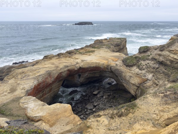 Devils Punchbowl Arch, Devils Punchowl Natural Area, Oregon, USA, North America