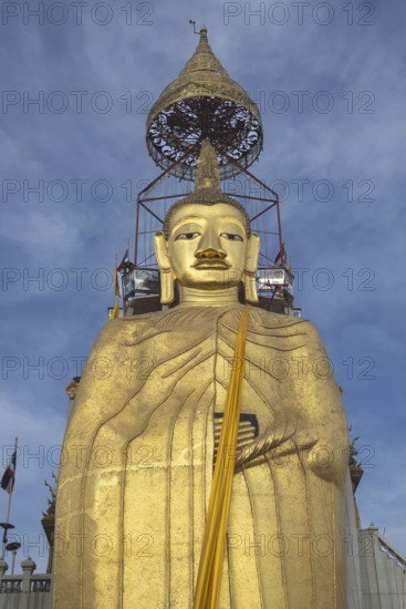 32 metre high standing Buddha decorated with glass mosaics and 24 carat gold, the upper knot of the Buddha image contains a relic of Lord Buddha, which was brought from Sri Lanka, Luang Pho To or Phrasiariyametri, Wat Intharawihan, the temple was built at the beginning of the Ayutthaya period, Bangkok, Thailand