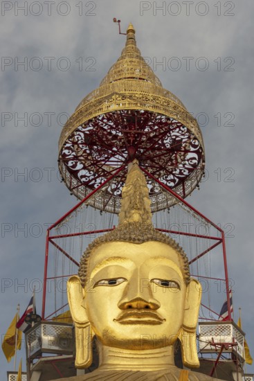 32 metre high standing Buddha decorated with glass mosaics and 24 carat gold, the upper knot of the Buddha image contains a relic of Lord Buddha, which was brought from Sri Lanka, Luang Pho To or Phrasiariyametri, Wat Intharawihan, the temple was built at the beginning of the Ayutthaya period, Bangkok, Thailand