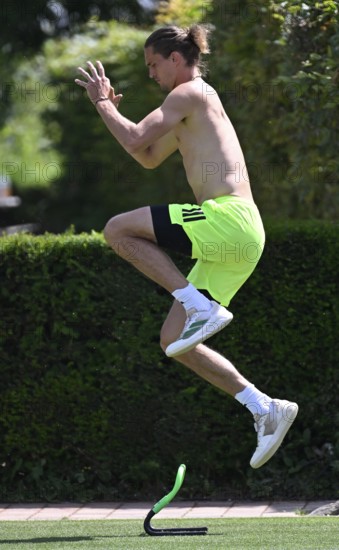 Training, warm-up, Alexander Zverev GER, upper body naked, tennis, ATP 250, BOSS Open 2025, Stuttgart, Baden-Württemberg, Germany