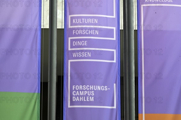 The Dahlem Research Campus is the name given to the scientific and academic institutions and museums surrounding the Freie Universität Berlin, which is located in the south-west of Berlin. These banners stand in front of the state museums in Lansstraße