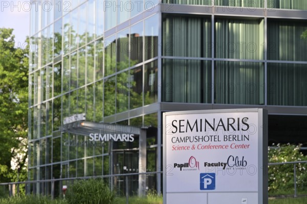 The Seminaris Campus Hotel is located between university, cultural and scientific institutions on the Dahlem research campus