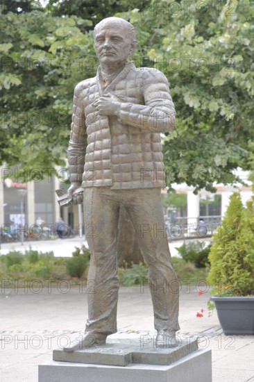Sculpture Mikhail Gorbachev by Bernd Göbel 2020, monument, Russian president, politician, Platz der Deutschen Einheit, Dessau, Dessau-Roßlau, Saxony-Anhalt, Germany